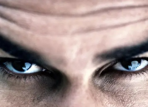 Глядя в глаза другого человека в течение 10 минут, вы меняете свое сознание